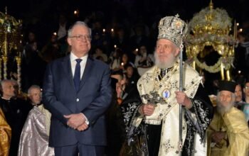 Στην Ακολουθία του Επιταφίου στη Σύρο ο Πρόεδρος της Δημοκρατίας Κωνσταντίνος Αν. Τασούλας – Δείτε φωτογραφίες