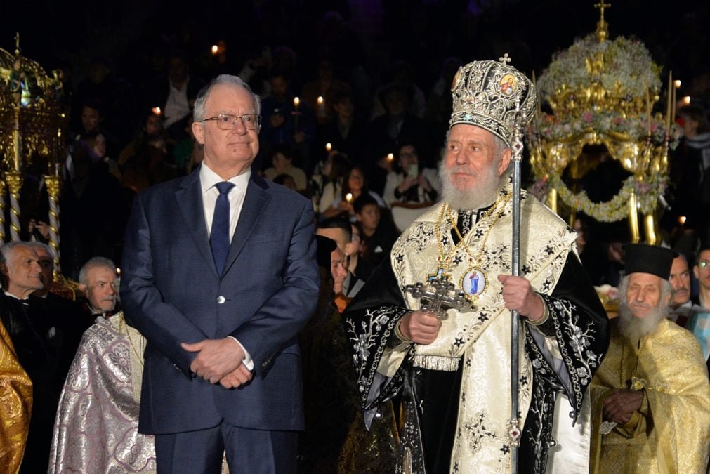 Στην Ακολουθία του Επιταφίου στη Σύρο ο Πρόεδρος της Δημοκρατίας Κωνσταντίνος Αν. Τασούλας – Δείτε φωτογραφίες