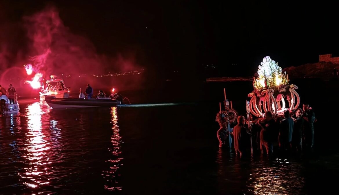 Τήνος: Δείτε τις εντυπωσιακές εικόνες από την περιφορά του Επιταφίου μέσα στη θάλασσα (Βίντεο)