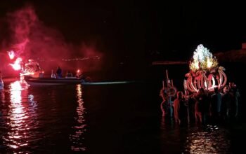 Τήνος: Δείτε τις εντυπωσιακές εικόνες από την περιφορά του Επιταφίου μέσα στη θάλασσα (Βίντεο)