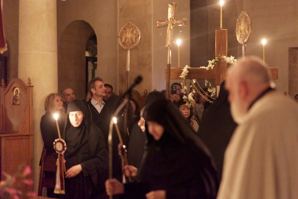 Στην Ακολουθία και Περιφορά του Επιταφίου στα Χανιά ο πρωθυπουργός Κυριάκος Μητσοτάκης και η Μαρέβα
