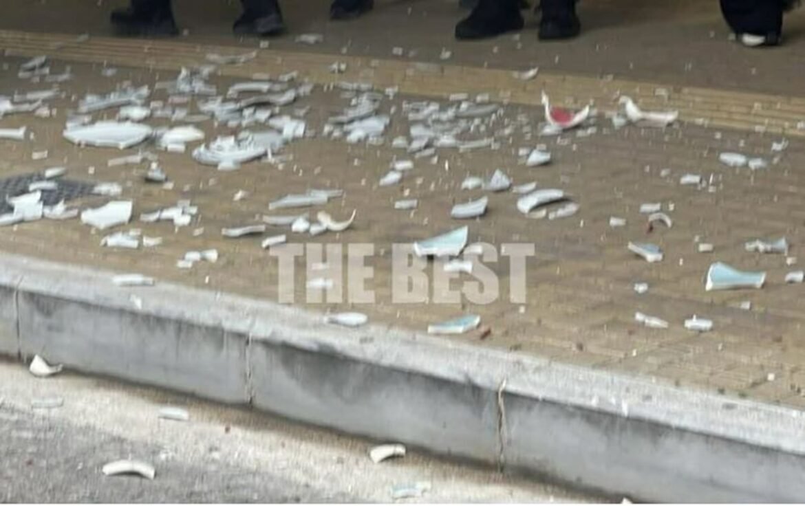 Πρώτη Ανάσταση στην Πάτρα: Έσπασαν λάμπες, πιάτα και ποτήρια – Πώς καθιερώθηκε το έθιμο