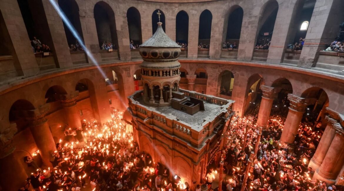 LIVE – Η Τελετή Αφής του Αγίου Φωτός από τα Ιεροσόλυμα