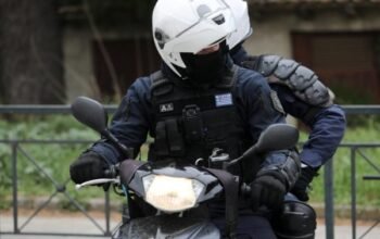 Σαλαμίνα: Κατασχέθηκαν περισσότερες από 2.000 κροτίδες και φωτοβολίδες – 5 συλλήψεις κατά την αστυνομική