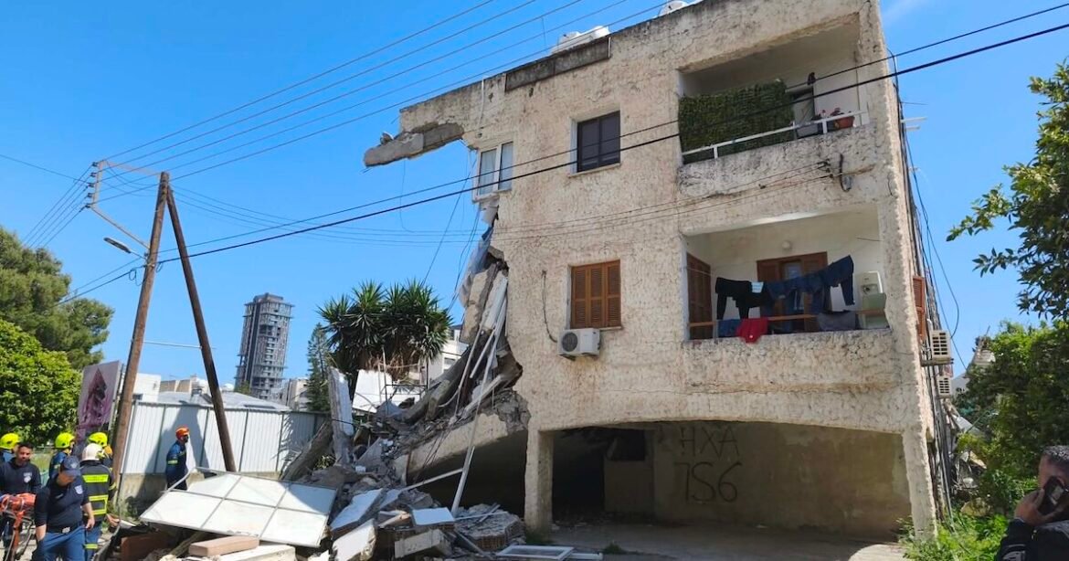 Κύπρος: «Κατέρρευσε σαν χάρτινος πύργος» η πολυκατοικία – Τρεις τραυματίες