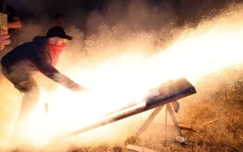 Βροντάδο Χίου – Ρουκετοπόλεμος: Χιλιάδες ρουκέτες έδωσαν το μήνυμα της συνέχισης του εθίμου και φέτος