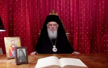 Πλήθος πιστών εύχονται «Χριστός Ανέστη» σε όλη τη χώρα – Το μήνυμα Ιερωνύμου για ειρήνη: «Το κακό δεν έχει