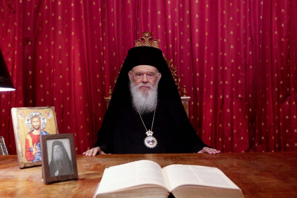 Πλήθος πιστών εύχονται «Χριστός Ανέστη» σε όλη τη χώρα – Το μήνυμα Ιερωνύμου για ειρήνη: «Το κακό δεν έχει