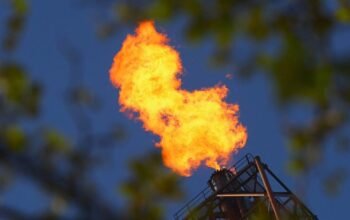 Σε άνοδο το πετρέλαιο, κοντά στα 100 δολάρια, καθώς οι επιθέσεις στη Μέση Ανατολή ασκούν πίεση στις διπλωματικές προσπάθειες