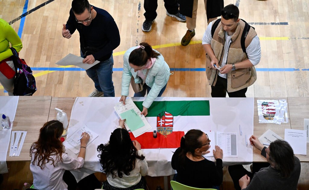 Ουγγαρία: Ήττα του Όρμπαν προβλέπει το «Poll of Polls» του Politico – Μεγάλη η συμμετοχή στις εκλογές