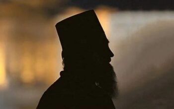 Μαγνησία: «Δεν έχει κανένα Χριστός Ανέστη» – Η στιγμή που ιερέας διακόπτει τη λειτουργία για να μην πέσουν πυροτεχνήματα