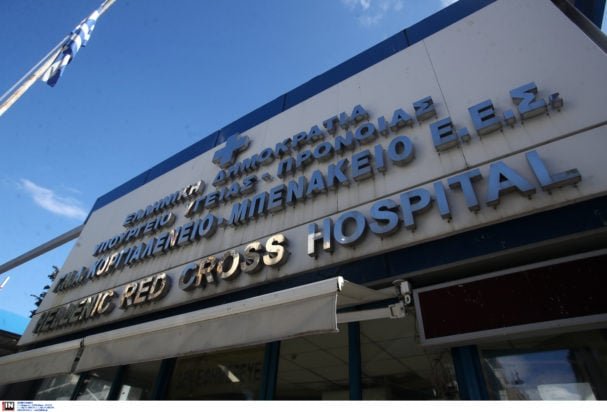 Εξάρχεια: Στο νοσοκομείο με τραύμα από αιχμηρό αντικείμενο υπάλληλος περιπτέρου