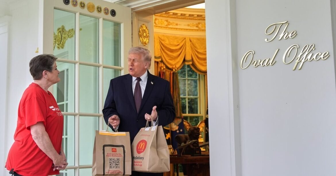 Ο Τραμπ παρήγγειλε μπέργκερ στον Λευκό Οίκο και έδωσε φιλοδώρημα 100 δολαρίων στη διανομέα