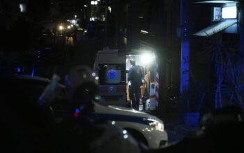 Πανικός σε μπαρ στο Αίγιο: Ομάδα 30 ατόμων έστειλε στο νοσοκομείο δύο άνδρες – Τους χτύπησαν με ρόπαλα και