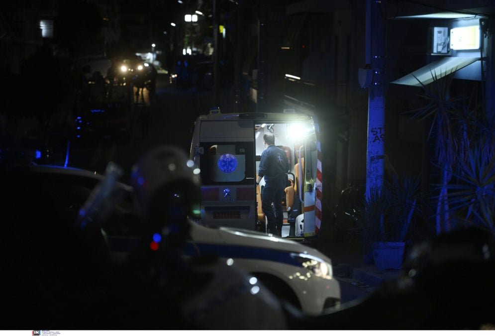 Πανικός σε μπαρ στο Αίγιο: Ομάδα 30 ατόμων έστειλε στο νοσοκομείο δύο άνδρες – Τους χτύπησαν με ρόπαλα και