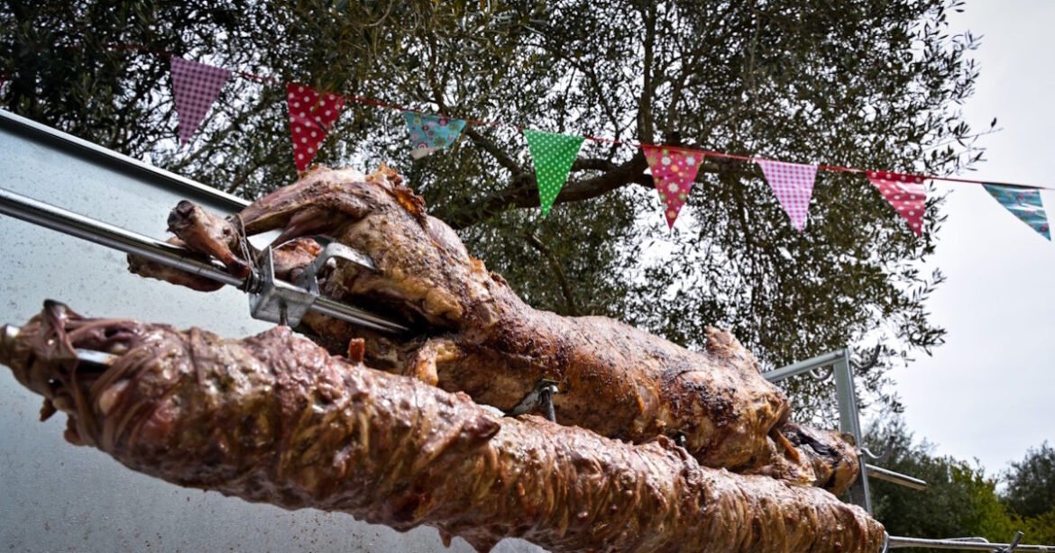 Ο πασχαλινός τζίρος στο 1,5 δισ. ευρώ, με 50% να πηγαίνει για τρόφιμα – Αύξηση τιμών και πτώση κατανάλωσης τα χαρακτηριστικά της αγοράς