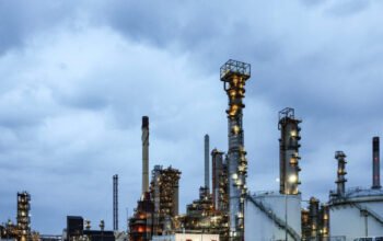 Οι τιμές του πετρελαίου παίρνουν απόσταση κάτω από τα 100 δολάρια το βαρέλι εν αναμονή του νέου γύρου ειρηνευτικών διαπραγματεύσεων