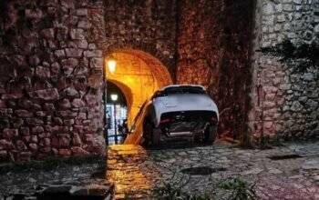 Ιωάννινα: Αυτοκίνητο σφήνωσε στα σκαλιά πύλης του Κάστρου – Δείτε φωτογραφίες