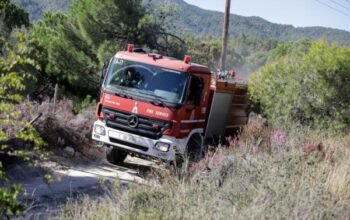 Αυτοκίνητο έπεσε σε γκρεμό 50 μέτρων στη Λεωφόρο Πάρνηθος – Απεγκλωβίστηκε τραυματισμένος ο οδηγός