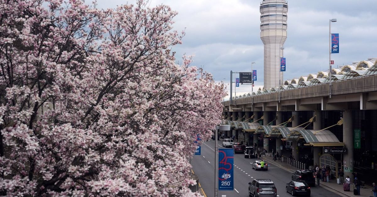 Επικίνδυνη «πλακίτσα»: Πιλότοι «επικοινωνούν» με πύργο ελέγχου στις ΗΠΑ γαβγίζοντας και νιαουρίζοντας (Ηχητικό)