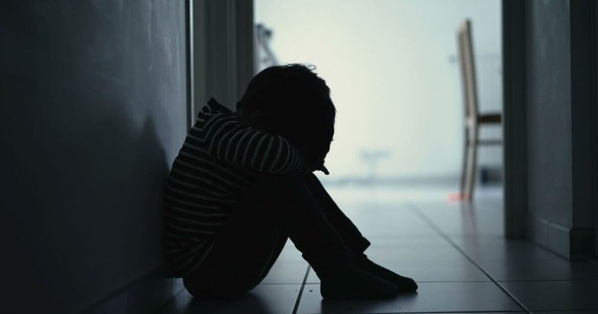 Εφιάλτης στη Γαλλία: Πατέρας κρατούσε το παιδί του σε βαν για έναν χρόνο – Υποσιτισμένο, ανάμεσα σε σκουπίδια