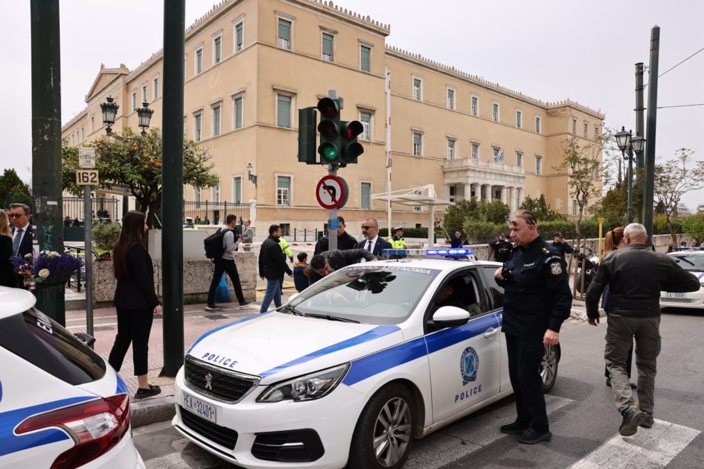 Τέσσερις γυναίκες διαμαρτυρήθηκαν στον προαύλιο χώρο της Βουλής για τα προσφυγικά της λεωφόρου Αλεξάνδρας