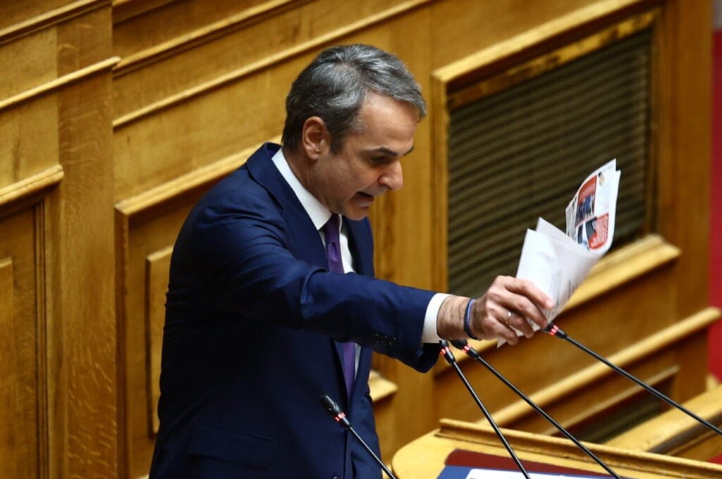 «Eκρηξη» Μητσοτάκη στη Βουλή με το πρωτοσέλιδο Βαξεβάνη για Μυλωνάκη