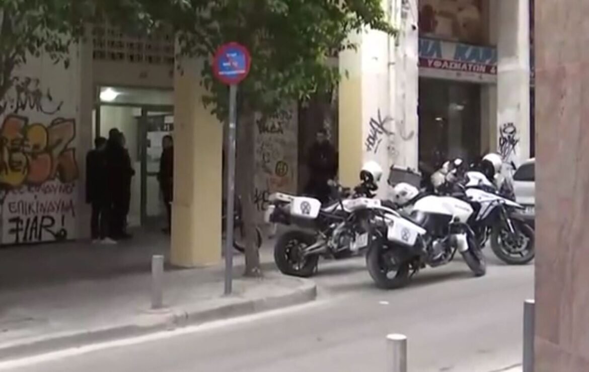 Θρίλερ με νεκρή γυναίκα στην Αθήνα: «Δεν ξέρω τίποτα, την είχα διώξει από το δωμάτιο» λέει ο 45χρονος που