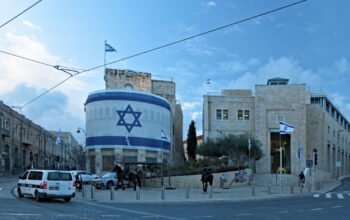 Ο κεντρικός τραπεζίτης του Ισραήλ ελπίζει σε τέλος του πολέμου μετά την υποβάθμιση του στόχου ανάπτυξης σε 3,8% από 5,2%