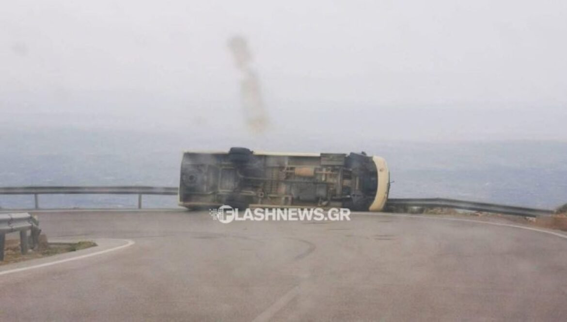 Χανιά: Ανατράπηκε λεωφορείο από τον αέρα στον δρόμο για Ανώπολη – ΦΩΤΟ