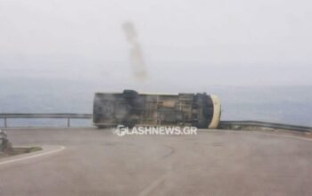 Χανιά: Ανατράπηκε λεωφορείο από τον αέρα στον δρόμο για Ανώπολη – ΦΩΤΟ