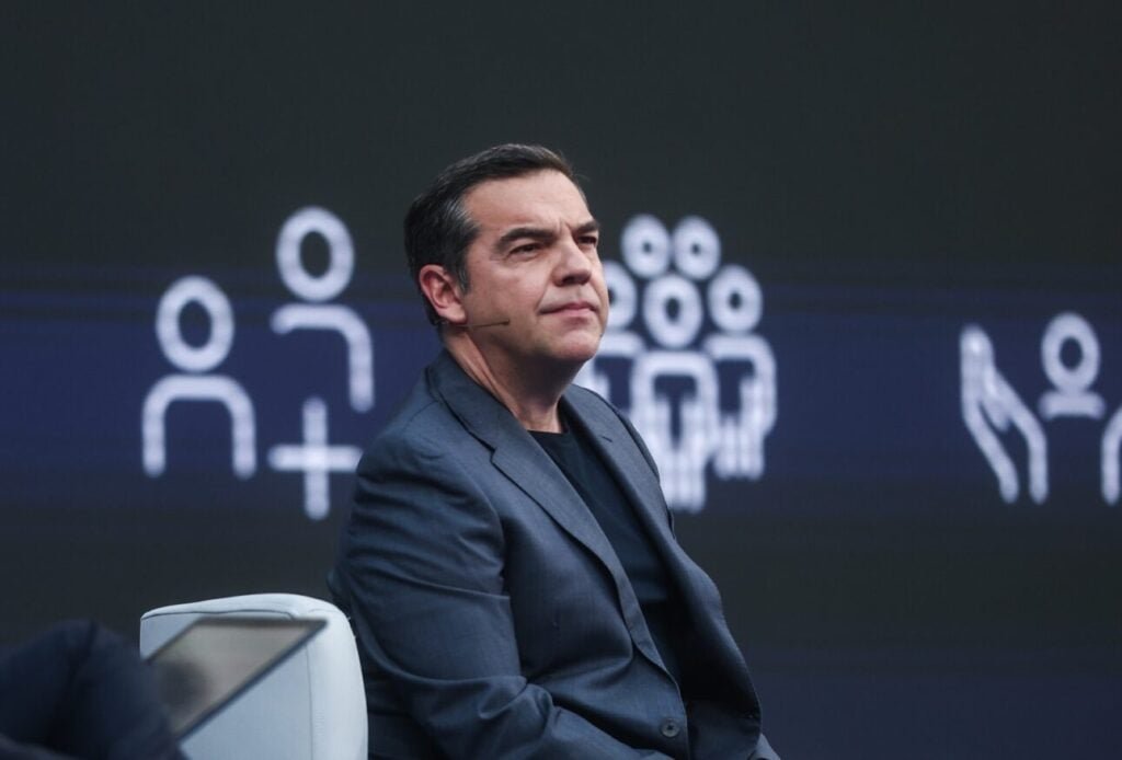 O Τσίπρας γράφει άρθρο για τη βελόνα των δημοσκοπήσεων για να… προλάβει τον Ανδρουλάκη