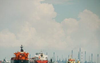 Στα Στενά του Ορμούζ επικρατεί χάος: Οι αγορές είναι κλειστές αλλά οι παλινωδίες και η ένταση αυξάνουν το ρίσκο