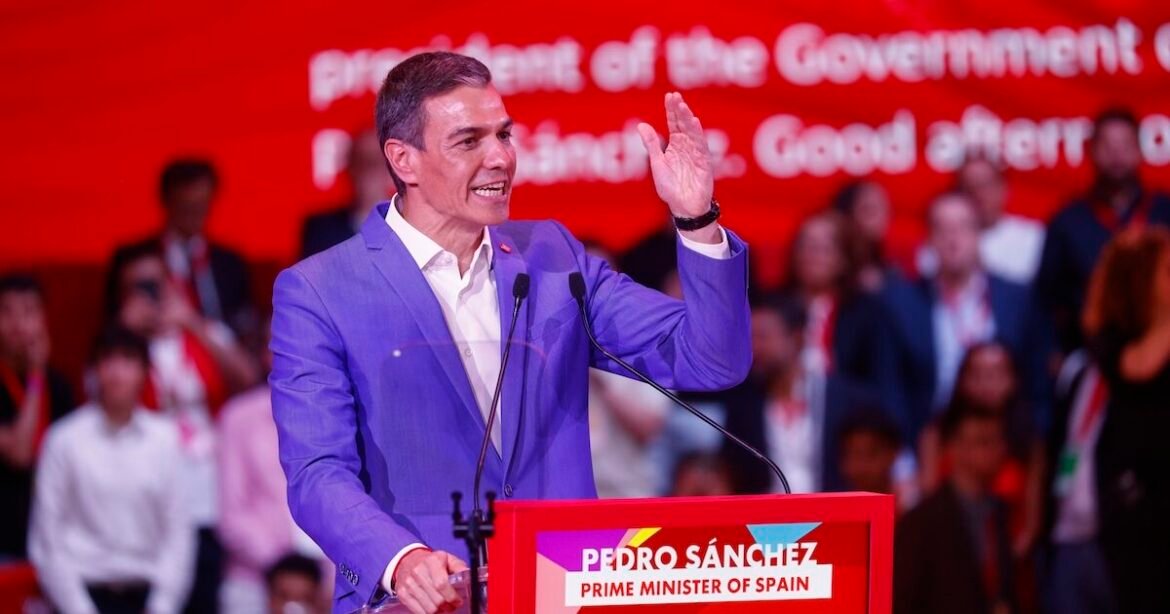 Παρέμβαση κατά της «παγκοσμιοποιημένης Ακροδεξιάς» από τον Σάντσεθ – Το «Φόρουμ της Βαρκελώνης»