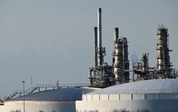 Η «βουτιά» στις τιμές του πετρελαίου και οι «ενέσεις» στην αγορά για τον έλεγχο του ράλι των καυσίμων