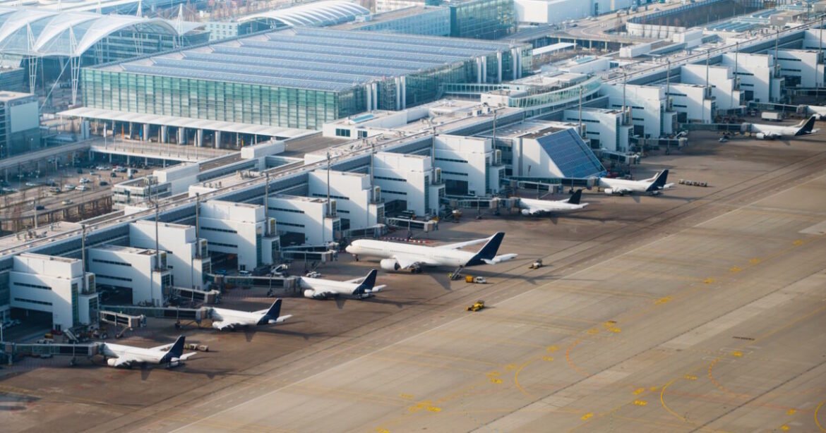 Οι αεροπορικές εταιρείες κόβουν ταξίδια και καθηλώνουν πτήσεις για να αντιμετωπίσουν την εκτόξευση του κόστους καυσίμων