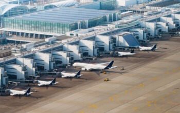 Οι αεροπορικές εταιρείες κόβουν ταξίδια και καθηλώνουν πτήσεις για να αντιμετωπίσουν την εκτόξευση του κόστους καυσίμων