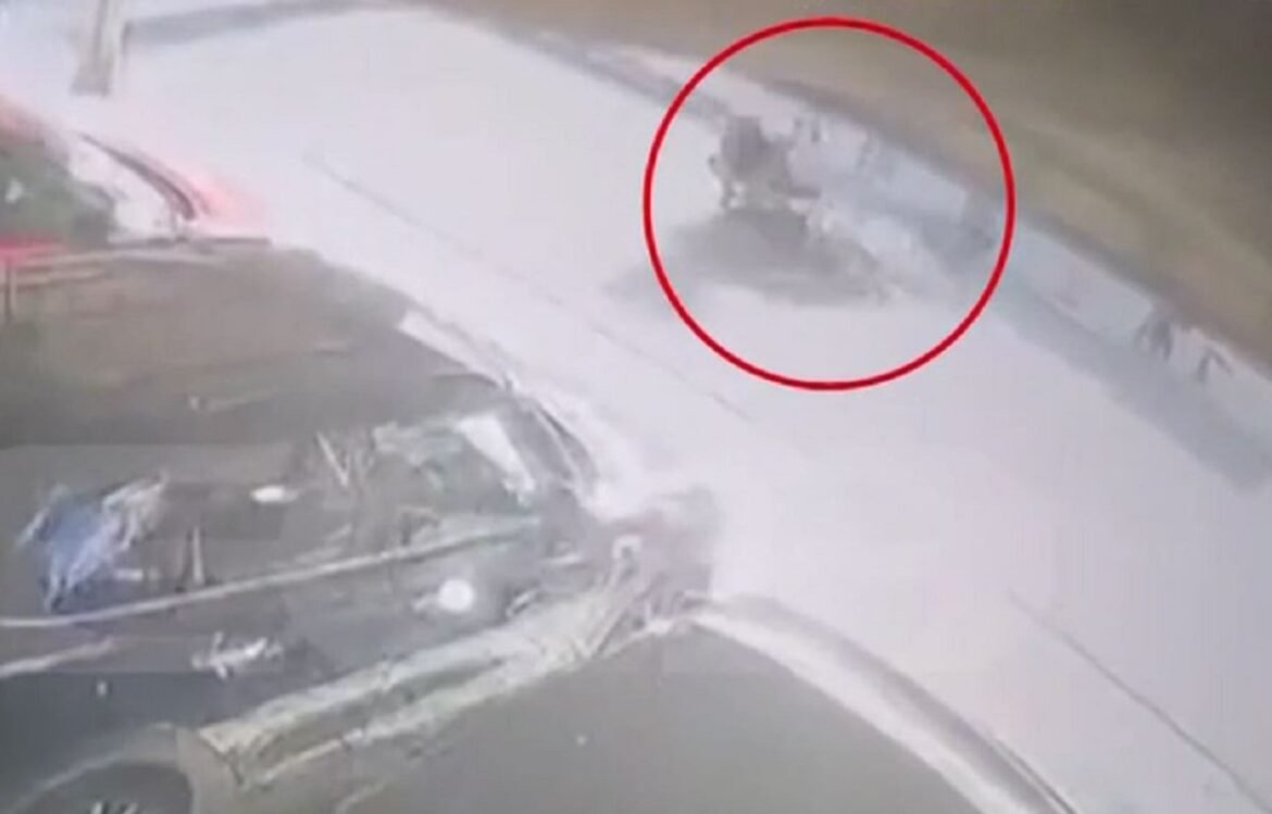 Λιοσίων: Συγκλονίζει η μητέρα της 16χρονης που νοσηλεύεται σε κρίσιμη κατάσταση – Τα νέα βίντεο και το «πλούσιο» παρελθόν του οδηγού