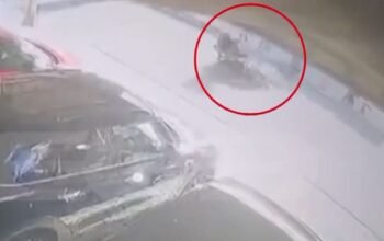 Λιοσίων: Συγκλονίζει η μητέρα της 16χρονης που νοσηλεύεται σε κρίσιμη κατάσταση – Τα νέα βίντεο και το «πλούσιο» παρελθόν του οδηγού