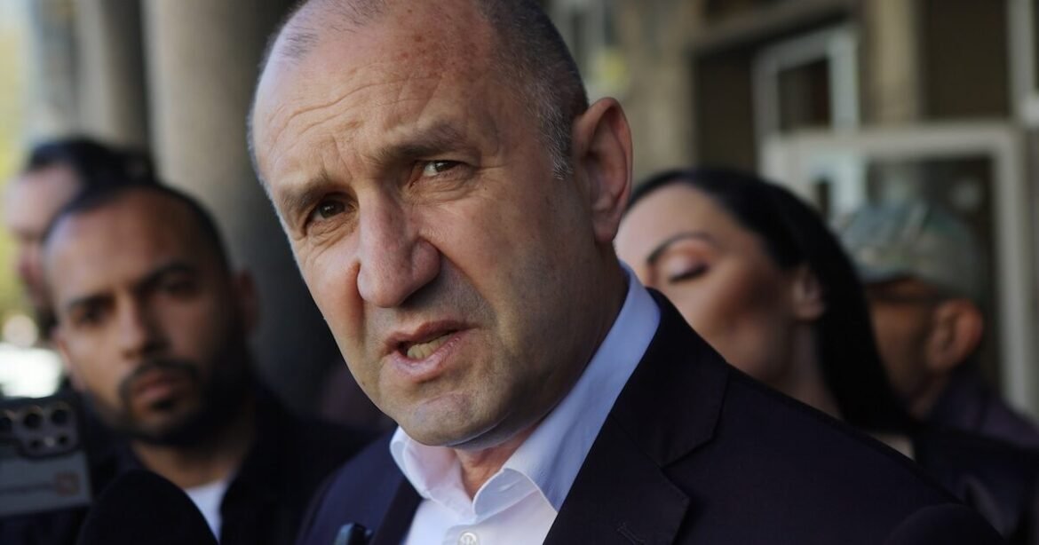 Βουλγαρία: Σαρωτική νίκη του φιλορώσου Ρούμεν Ράντεφ στις εκλογές με 38,1%