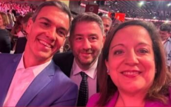 TikTok, σέλφι και η «υπόγα» του Μαξίμου: Σύγκρουση ΝΔ-ΠΑΣΟΚ για το ταξίδι Ανδρουλάκη στη Βαρκελώνη