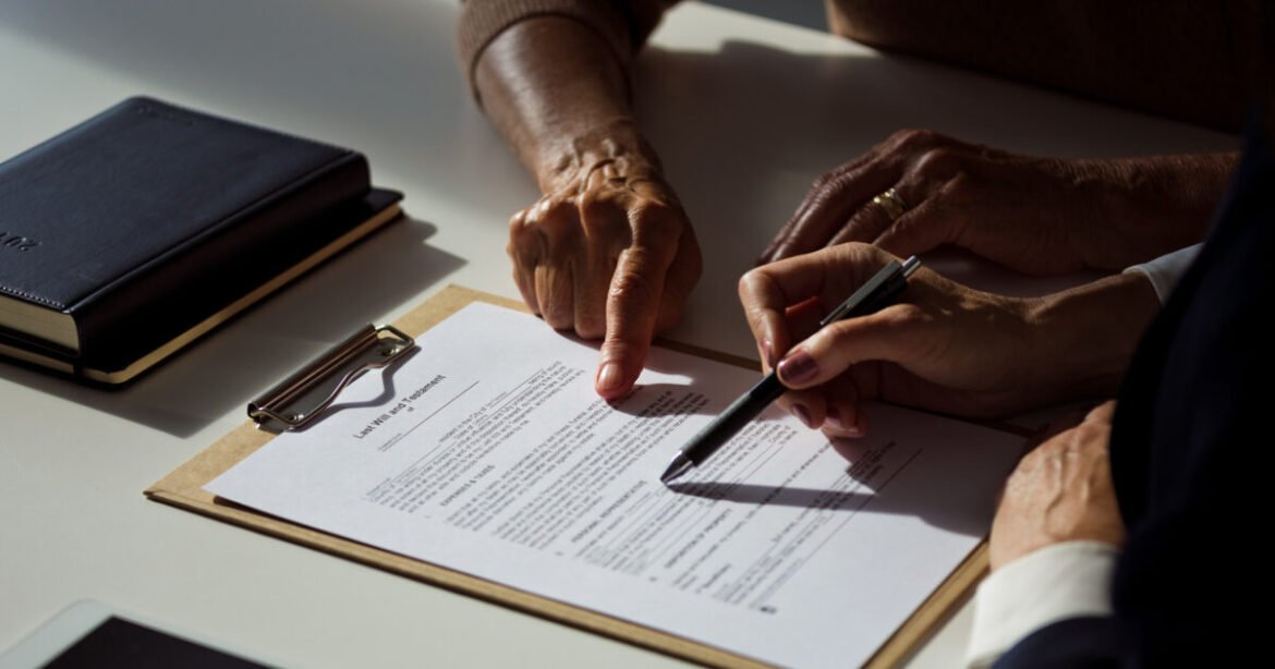 Τα «ψιλά γράμματα» στο μικροσκόπιο: Ποιοι είναι οι 31 καταχρηστικοί όροι και τι ελέγχει η Ανεξάρτητη Αρχή Προστασίας του Καταναλωτή