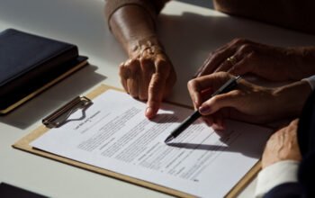 Τα «ψιλά γράμματα» στο μικροσκόπιο: Ποιοι είναι οι 31 καταχρηστικοί όροι και τι ελέγχει η Ανεξάρτητη Αρχή Προστασίας του Καταναλωτή