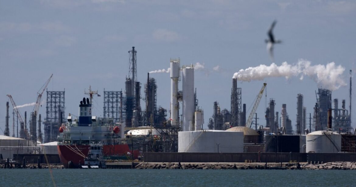 To πετρέλαιο σταθεροποιείται στα ψηλά, πάνω από τα 98 δολάρια το Brent, κοντά στα 90 το WTI – Ανησυχία στην αγορά όσο καθυστερεί μια συμφωνία ΗΠΑ-Ιρά