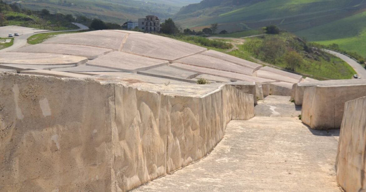 H σύγχρονη Πομπηία στη Σικελία: Γιατί τσιμεντώθηκε μια ολόκληρη πόλη