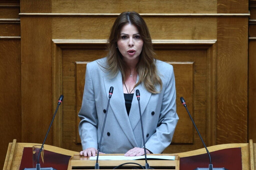 Κατερίνα Παπακώστα: Σας κοιτάζω με καθαρό βλέμμα – έκανα μόνον αυτό που οφείλει να κάνει κάθε βουλευτής