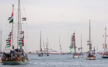 Ο στολίσκος Sumud ξανά στη θάλασσα: 1.000 ακτιβιστές με προορισμό τη Γάζα