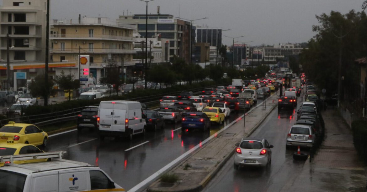 Κίνηση στους δρόμους: Ουρές χιλιομέτρων στην κάθοδο του Κηφισού λόγω της βροχής – Χάος σε Ποσειδώνος και Αττική Οδό