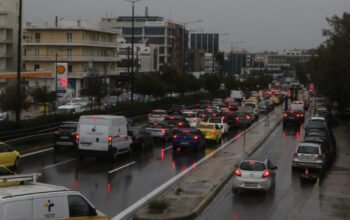 Κίνηση στους δρόμους: Ουρές χιλιομέτρων στην κάθοδο του Κηφισού λόγω της βροχής – Χάος σε Ποσειδώνος και Αττική Οδό