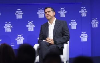 Ο Τσίπρας λέει ότι επιστρέφει για να υπάρξει σταθερότητα στη χώρα